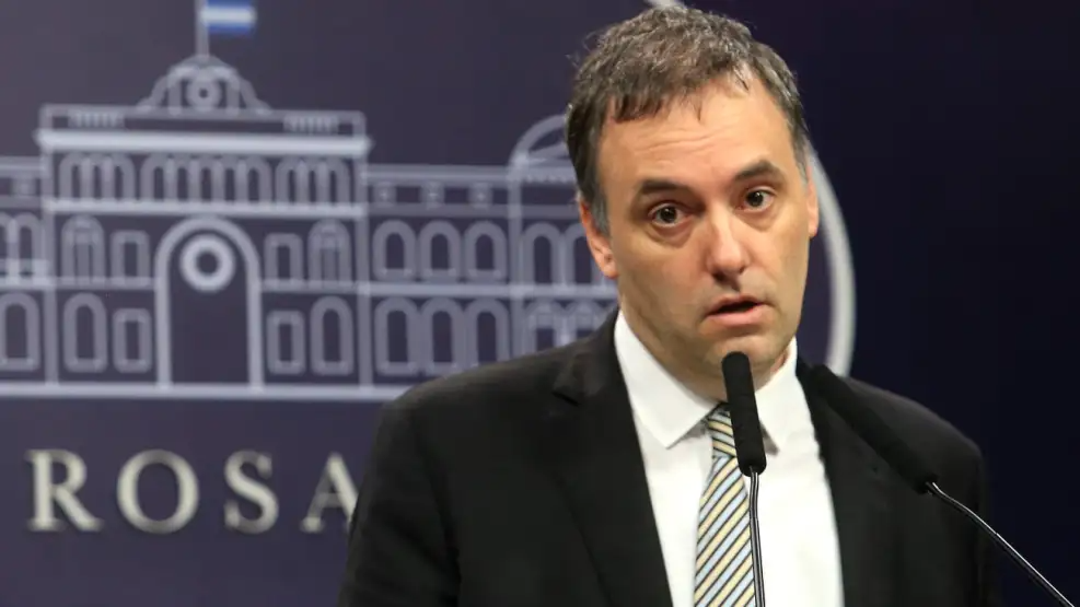 Adorni designa funcionarios por 180 días. ¿Modo transición?