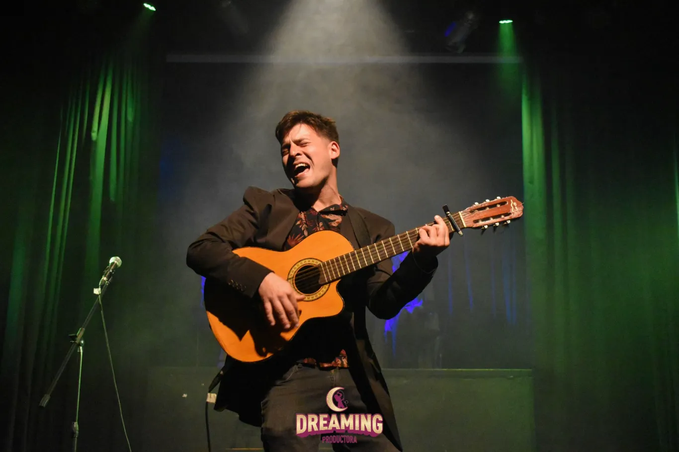 De la guitarra al escenario nacional: construir música sin bajar los brazos