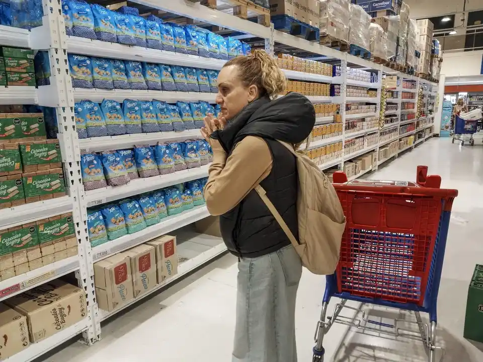 Menos inflación de arrastre, más desigualdad de fondo para los consumidores