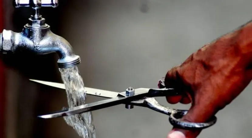 Derecho humano al agua: suspenden artículos del DNU que habilitaban cortes totales