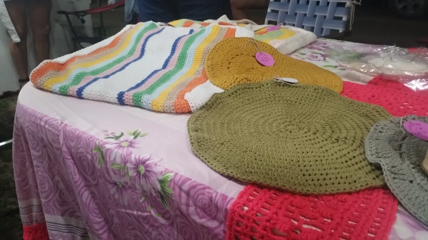 De tejer en casa a vender en el Festival de Los Cisnes