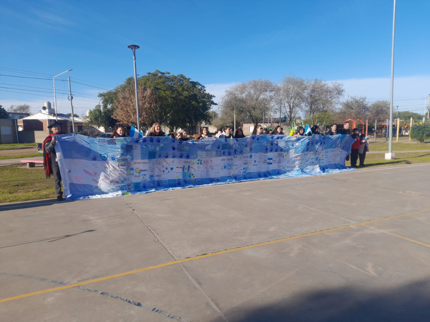 Muchas manos, una sola Bandera: Barrio Los Olmos celebró el Día de la Bandera con un mensaje de paz