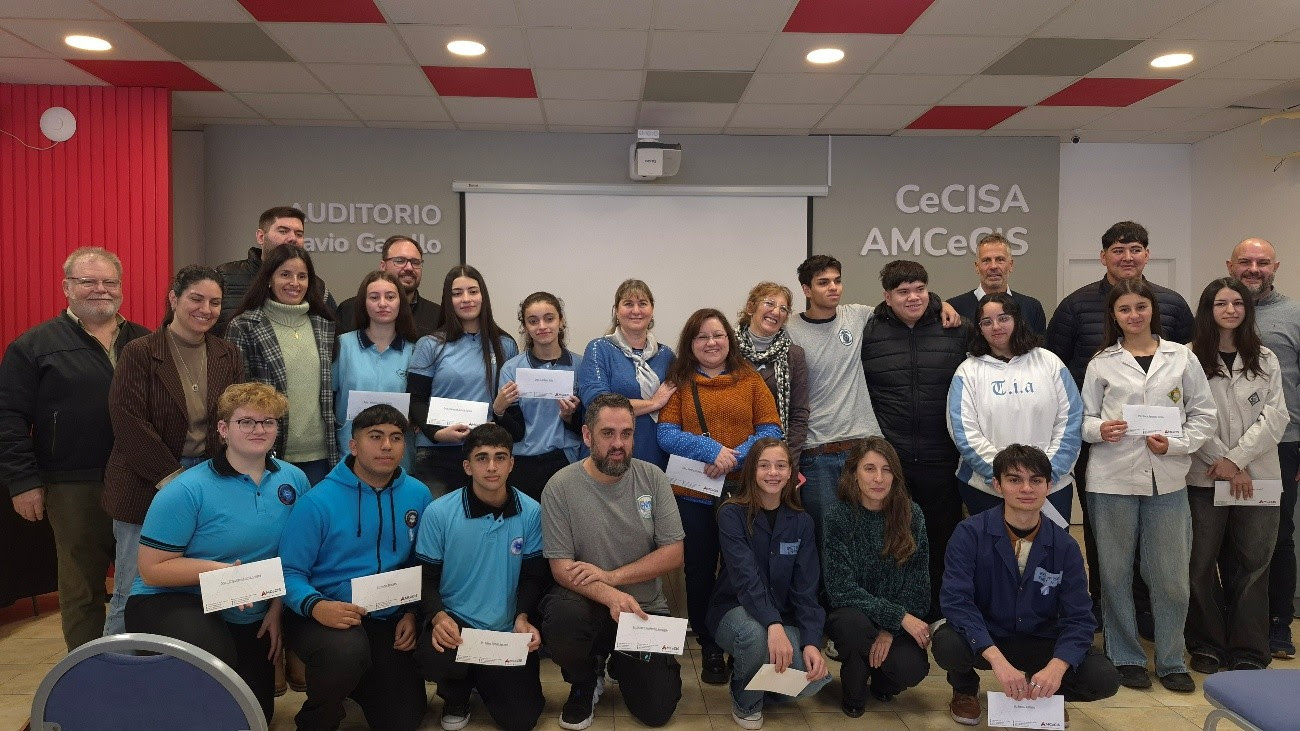 AMCeCIS amplió su programa de becas y destinó más de $11 millones a estudiantes de la región