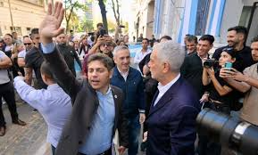 Kicillof asume el PJ entre dos religiosidades