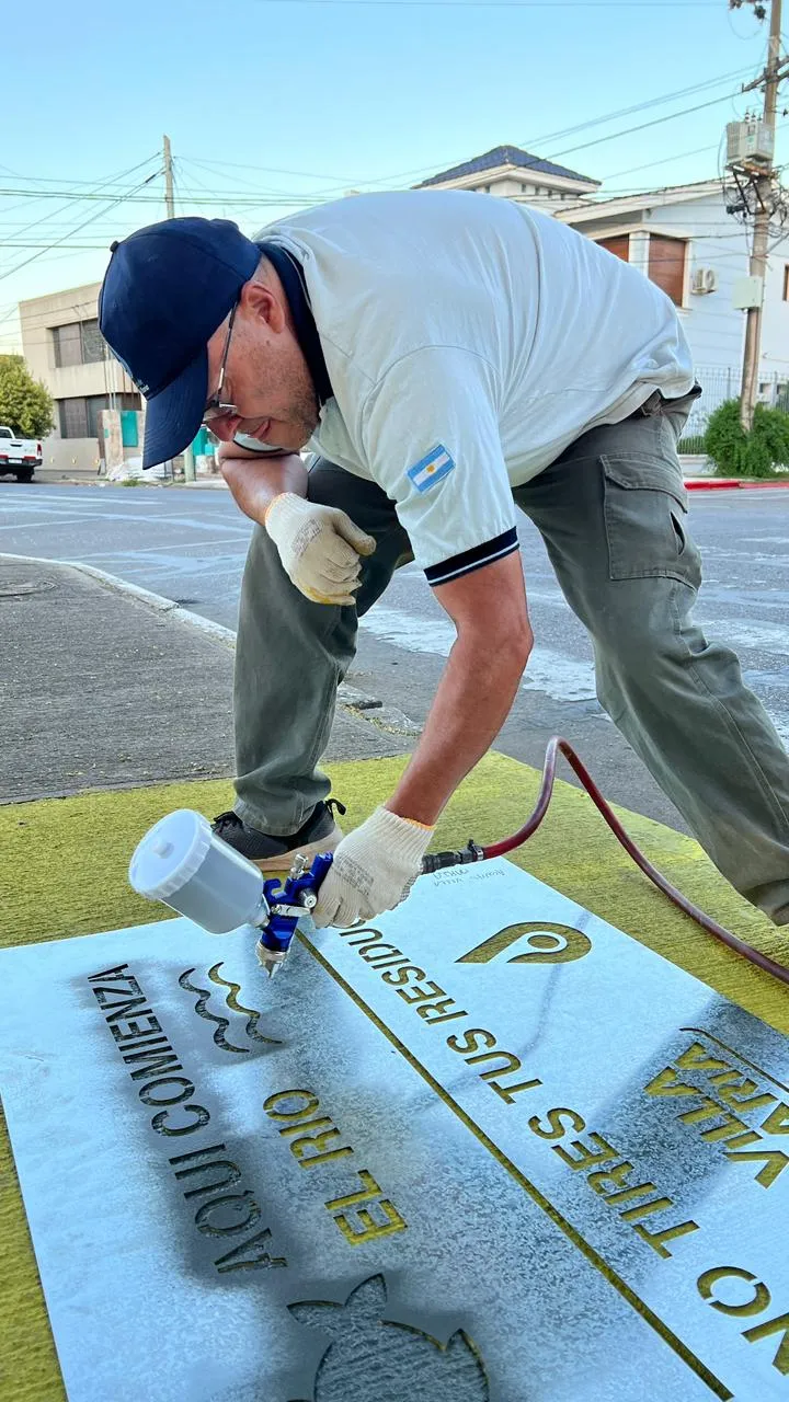 Intervención urbana de Aguas de Villa María para concientizar sobre el cuidado ambiental